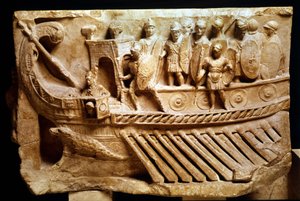 Bir biremi betimleyen alçak Roma kabartması. Yayın altında bir timsah görülebilir. Vatikan, Vatikan Şehri, papalık anıtları, müzeler ve galeriler. by Roman Roman