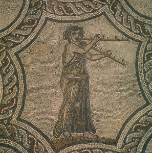 Fas, Volubilis'teki Dionysos Evi'nden kadın flütçüyü tasvir eden mozaik, Roma Uygarlığı, by Roman Roman