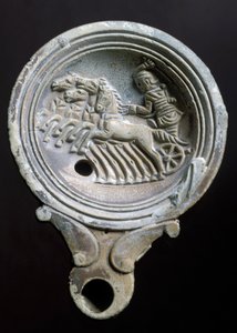 Dört atlı bir yarış arabasını betimleyen kandil (pişmiş toprak) by Roman Roman