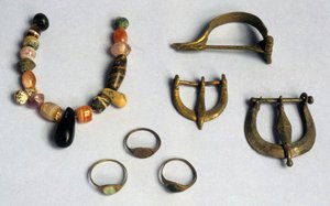 Yüzükler, tokalar ve fibulalar, Masada (karışık teknik) by Roman Roman