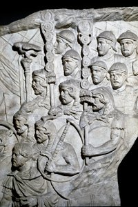 Roma Sanatı: “” Vexillum (Roma sancakları) taşıyan savaşçılar”” İmparator Trajan (53-117) döneminde Roma