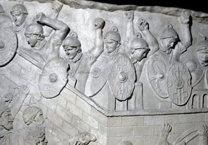 Roma sanatı: “” Bir kaleyi savunan Roma askerleri”” İmparator Trajan (53-117) döneminde Roma