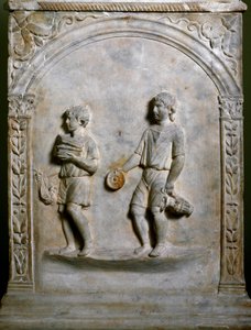 Roma sanatı: mezar sunağı, kurban için nesneler taşıyan iki hizmetçiyi tasvir eder. Düşük kabartma. Roma, Museo Nazionale Romano by Roman Roman