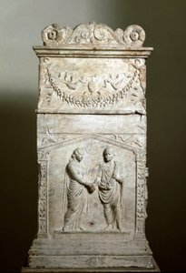 Roma sanatı: bir düğün sahnesini süsleyen cenaze sunağı (Junctio dextrarum) - Alçak kabartma - Roma, Museo Nazionale Romano - Evlilik el sıkışması (Junctio dextrarum) - Mermer kabartma, Roma sanatı, evli bir çiftin cenaze sunağından - Roma, Museo Nazio by Roman Roman