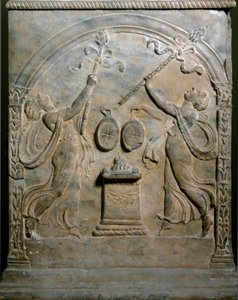 Roma sanatı: dans eden iki menadeyi temsil eden cenaze sunağı. Düşük kabartma. Roma, Museo Nazionale Romano by Roman Roman
