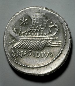 Roma sanatı: Düşman gemilerini devirmek için bir sistemle donatılmış bir kadırga tarafından tasvir edilen gümüş sikke. Paris, B.N. Kabine des Medailles by Roman Roman