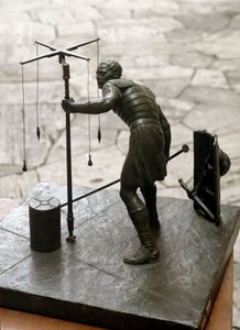 Roma sanatı: “” gromatician”” Bir sörveyör (agrimeners) toprağı bir groma (gruma) kullanarak ölçer. Bronz heykel. Roma, Roma Medeniyeti Müzesi by Roman Roman