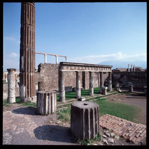 Roma sanatı: Pompei arkeolojik alanındaki Apollon tapınağının görünümü (MÖ 4. yüzyıl - MÖ 2. yüzyıl) İtalya (Roma sanatı: Apollo tapınağının görünümü, Pompeii, MÖ 4. yüzyıl - MÖ 2. yüzyıl, İtalya) by Roman Roman