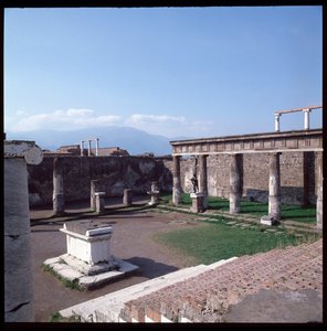Roma sanatı: Pompei arkeolojik alanındaki Apollon tapınağının görünümü (MÖ 4. yüzyıl - MÖ 2. yüzyıl) İtalya (Roma sanatı: Apollo tapınağının görünümü, Pompeii, MÖ 4. yüzyıl - MÖ 2. yüzyıl, İtalya) by Roman Roman