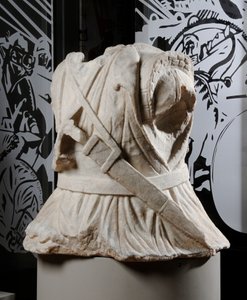 Bir süvari (mermer) heykeli gövdesi (ayrıca bkz. 371177) by Roman Roman