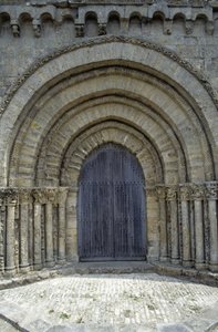 Güzel bir Poitevine cephesi (Romanesk tarzı) ile 12. yüzyıldan kalma kilise. Vendée