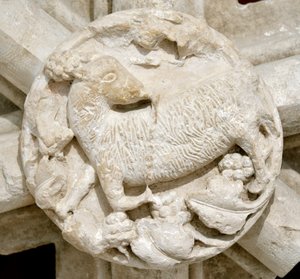 Saint Laurent şapelinin (Saint-Laurent) kasasının detayı olan bir kuzu, birkaç yıl boyunca ortadan kayboldu ve orijinal olarak Fontenay Manastırı manastırının (Fontenay Manastırı, Burgundy, Fransa: bir kuzuyu temsil eden bir kilit taşının detayı) üzerinde  by Romanesque