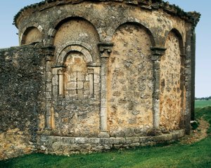 Dışarıdan görülen apsis, Aziz Michael Kilisesi (Parroquia católica de san Miguel Arcángel), Valdenebro, Soria, Kastilya ve Leon, İspanya, 12. yüzyılın sonu - 13. yüzyılın başı (fotoğraf) by Romanesque
