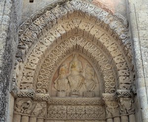 Aziz Paul ve Aziz Peter arasındaki ihtişamlı İsa, sahte portal (heykel by Romanesque