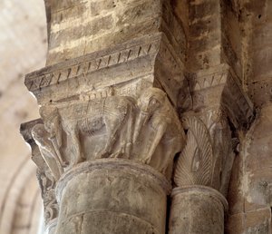 Filler (nefin oyulmuş başkenti by Romanesque