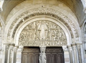 Son karar, 13. yüzyılın Romanesk sanatı olan Cathedrale Saint Lazarus d