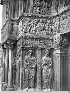 Kilise portalının sol tarafı by Romanesque