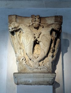 Canavarlar, koronun başkenti (heykel by Romanesque