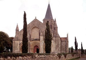 Romanesk mimarisi: Aulnay kilisesinin görünümü by Romanesque