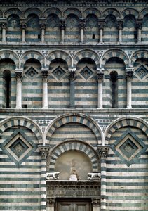 Romanesk sanat: çok renkli cephenin detayı by Romanesque