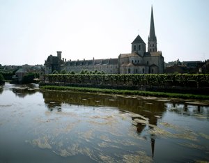 Romanesk sanat: 11. yüzyılda kurulan Saint-Savin-sur-Gartempe (Saint Savin sur Gartempe) manastırının görünümü. Aziz Savin, Viyana by Romanesque
