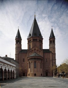 Romanesk sanat: 10. ve 12. yüzyıllar arasında inşa edilen Saint Martin katedralinin görünümü. Mainz, Almanya by Romanesque