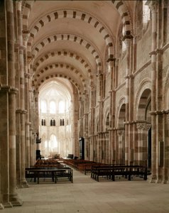 Vezelay Manastırı (89), Santa Maria Magdalene Bazilikası'nın nefi. 12. yüzyıl. by Romanesque