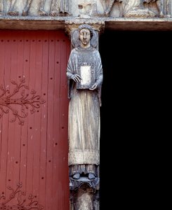 Merkezi portalın orta direği üzerindeki bir heykelin görünümü (1140-1200) by Romanesque