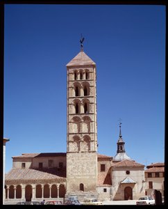 Kilisenin görünümü by Romanesque
