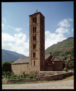 Kilisenin görünümü by Romanesque