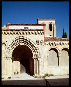 Kilisenin görünümü by Romanesque