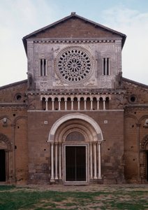 San Pietro kilisesinin cephesinin görünümü (yaklaşık 1250, restauree 1870) Toskana, İtalya (1250 civarında inşa edilmiş ve 1870