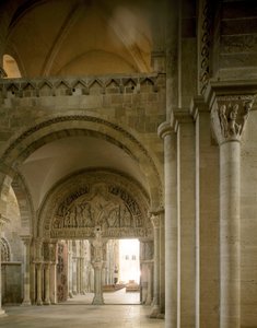 Apotreslerin görevini temsil eden narteks ve merkezi kulak zarının görünümü. Santa Maria Magdalene Bazilikası (Sainte Marie Madeleine (1096-1106), Vezelay, Yonne by Romanesque