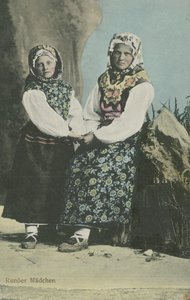 Letonya geleneksel kostümlü kızlar by Russian Photographer