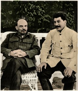 Lenin (Vladimir İlyiç Ulyanov ve Joseph Stalin (Joseph Vissarionovich Djougashvili) Gorki, Ağustos 1922 (fotoğraf) by Russian Photographer