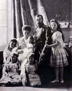 Çar II. Nicholas'ın ailesi (1868 - 1918). Soldan sağa: 11 Haziran 1897 doğumlu Grandüşes Tatiana; Büyük Düşes Mary, 27 Haziran 1899'da doğdu; Büyük Düşes Alexis 12 Ağustos 1904'te doğdu; Alexandra Feodorovna'yı etkileyin; Çar Nicholas II; G by Russian Photographer