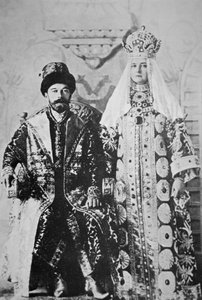 Çar Nicholas II ve Tsaritsa Alexandra tam taç giyme töreni kıyafeti içinde, Mayıs 1896 (s/b fotoğraf) by Russian Photographer
