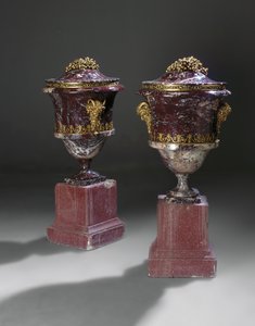 Bir çift vazo, yaklaşık 1790 by Russian School