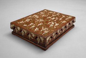 Yazı Aletleri Kutusu (cila, ahşap, sedef ve altın) by Ryukyuan culture