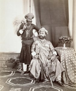 ಇಂದೋರ್‌ನ ಹಿಸ್ ಹೈನೆಸ್ ಮಹಾರಾಜ ತುಕೋಜಿ ರಾವ್ (1844-86) II ಮತ್ತು ಅಟೆಂಡೆಂಟ್, 1877 (ಆಲ್ಬುಮೆನ್ ಪ್ರಿಂಟ್) ಟರ್ಕ್