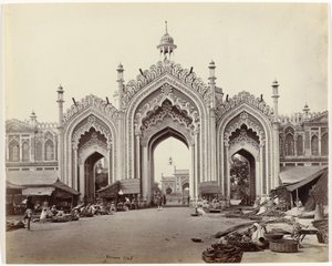 Hüseyinabad Çarşısı Kapısı, Hooseinabad Çarşısı'nın Lucknow Geçidi (orijinal başlık)