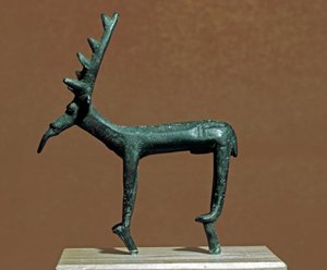 Nuragic kültürü (nuraghi) Sardunya: Iglesias geyiğinin bronz heykelciği. MÖ 8-7 yy. Cagliari, Ulusal Arkeoloji Müzesi, Sardinya, İtalya by Sardinia Nuragic Civilization