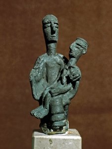 Nuragic kültürü (nuraghi) Sardunya: Ölü bir savaşçıyı destekleyen Ana Tanrıça