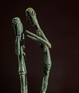 Nuragic kültürü (nuraghi) Sardunyalı: yontulmuş bronz güreşçi grubu. MÖ 8-7 yy. Cagliari, Ulusal Arkeoloji Müzesi, Sardinya, İtalya by Sardinia Nuragic Civilization