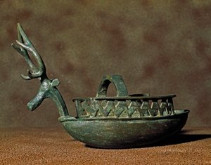 Nuragic kültürü (nuraghi) Sardunya: bronz bir geyik başı figürlü bir tekne şeklinde heykel. MÖ 8-7 yy. Cagliari, Museo Nazionale Archeologico, Sardinya, İtalya