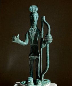 Nuragic kültürü (nuraghi) Sardunya: bronz bir yay (mızrak eksik) çeken bir savaşçının heykelciği. MÖ 8-7 yy. Cagliari, Ulusal Arkeoloji Müzesi, Sardinya, İtalya by Sardinia Nuragic Civilization