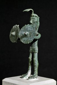 Nuragic kültürü (nuraghi) Sardunya: bronzdan bir çift kalkanla silahlanmış şeytani bir yaratığı temsil eden heykelcik. MÖ 8-7 yy. Cagliari, Museo Nazionale Archeologico, Sardinya, İtalya