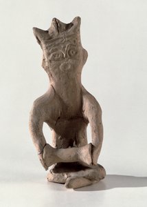 Davul olduğu düşünülen bir nesne ile bağdaş kurmuş figür, Susa, İran, MS 4.-6. yy (kemik)