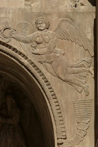 Bolluğu simgeleyen bir meyve kasesini tutan deha, bir aivans köşegeninden, 590-628