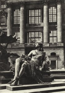 Berlin: Partie vom Schlossbrunnen; R Kalesi Çeşmesi Detayı (s/b fotoğraf) by Sasha Stone